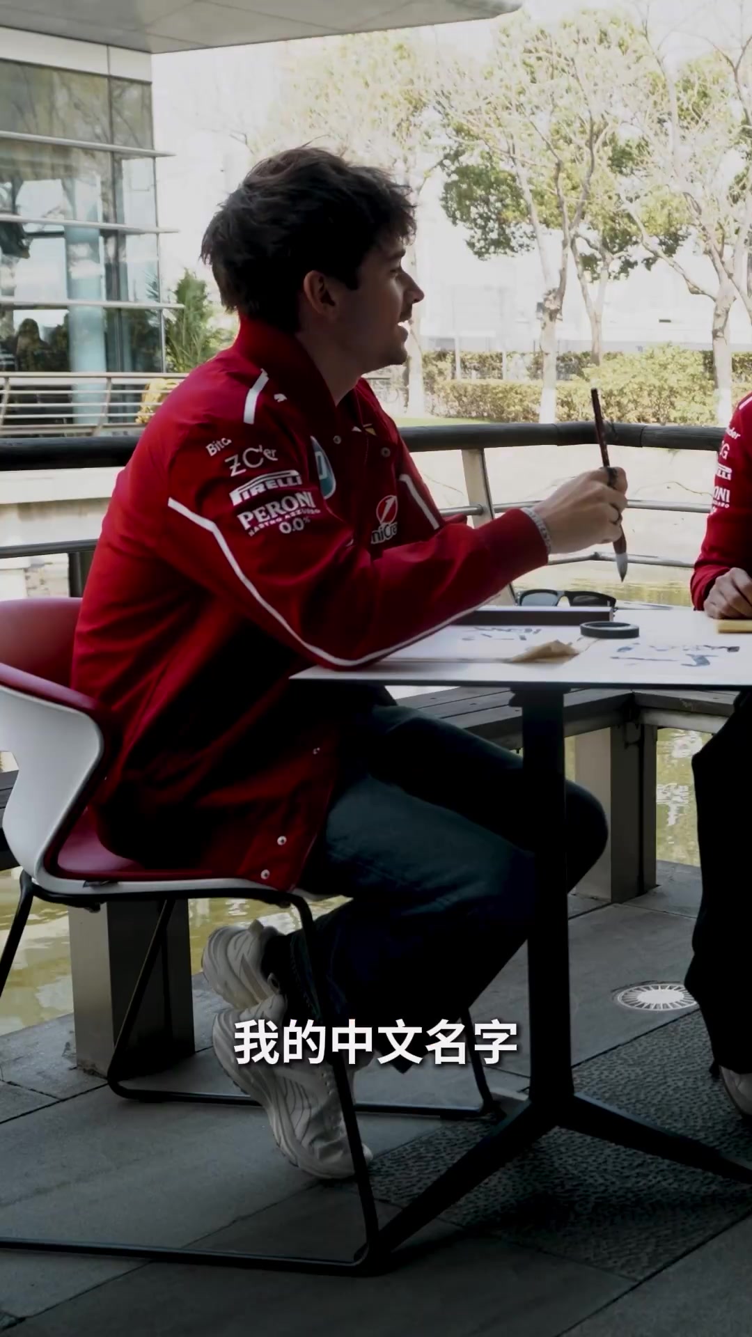 金年会金字招牌信誉至上写得不错哇👏周冠宇教刘易斯、夏尔写中文名字