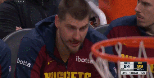 jinnianhui金年会红温了👿约基奇在替补席连续摊手&怒摔水瓶 神情激动指导队友