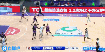 金年会体育冲击力十足！雷蒙侧翼突击 强攻失衡抛投得手打成2+1