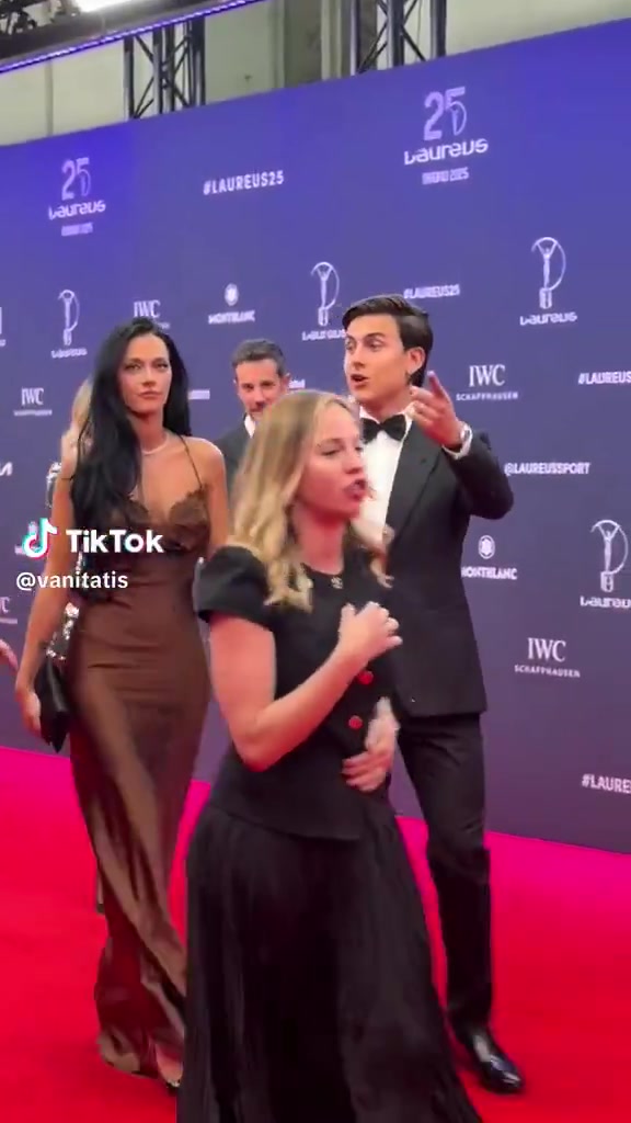 金年会婀娜多姿！迪巴拉与妻子一起走红毯参加劳伦斯颁奖典礼