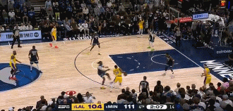 金年会金字招牌诚信至上手在球上！华子逼抢八村被吹犯规 芬奇挑战成功拿回球权