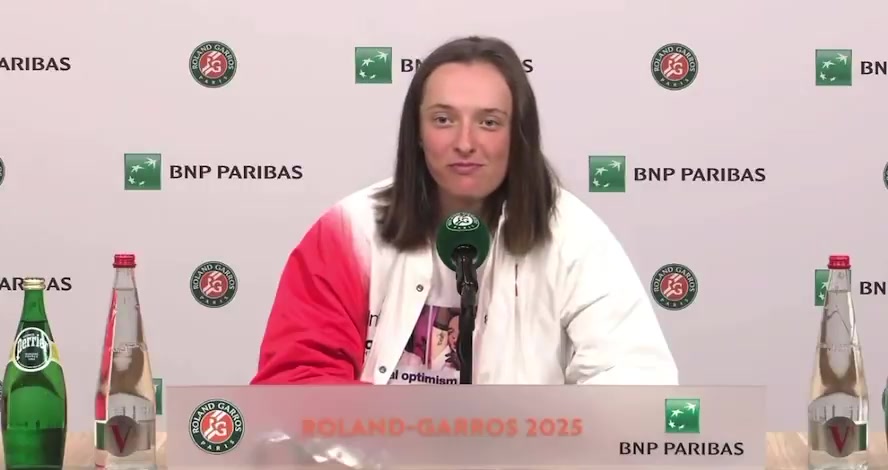 金年会金字招牌信誉至上绷不住了🤣斯瓦泰克被问想打莱巴金娜or奥斯塔彭科，自己先笑场