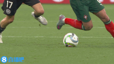 金年会金字招牌信誉至上维尔茨拼抢中踩中B费，B费痛苦倒地接受简单治疗后继续比赛