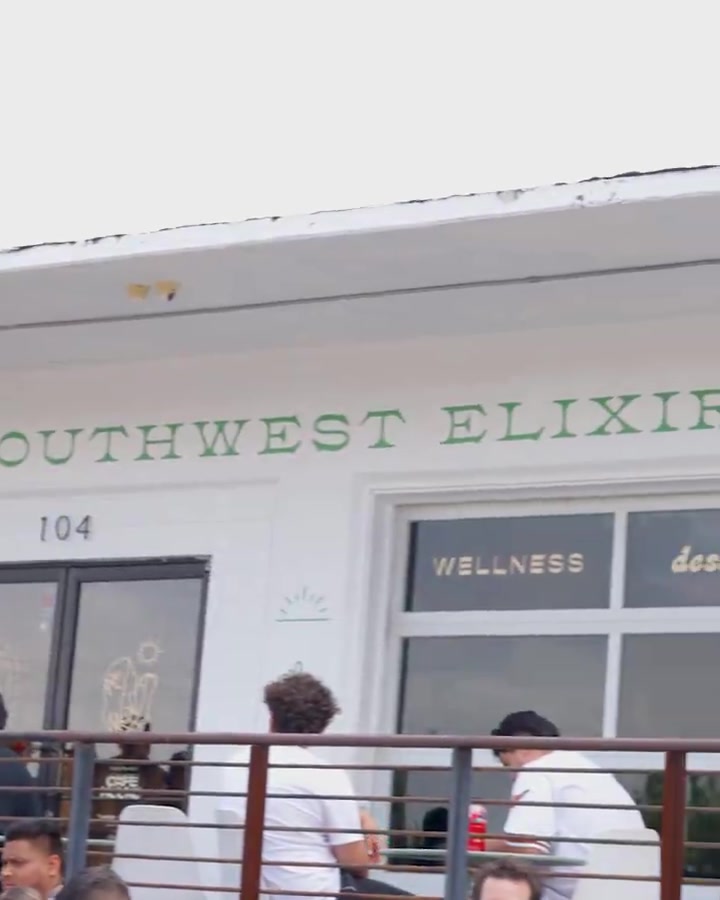 金年会金字招牌信誉至上😃来一杯！索汉在酒吧参加活动 为粉丝免费榨果汁